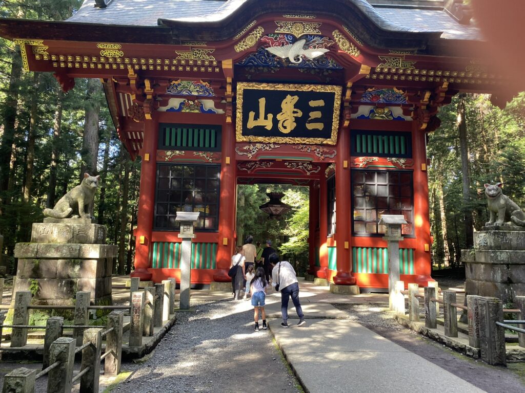 三峯神社の山門