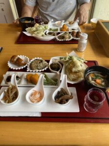 三峯神社の近くの蕎麦カフェ神庭のランチのお蕎麦定食