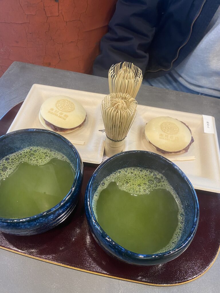 大宮・氷川神社の氷川茶庭の抹茶とどら焼き