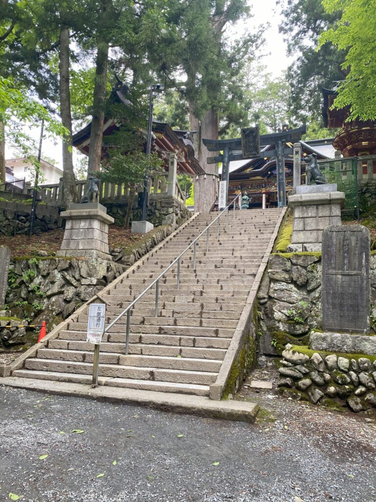 三峯神社の本殿前の階段