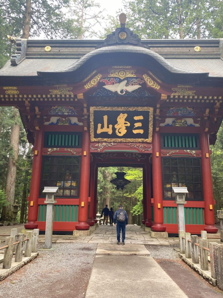 三峯神社の山門