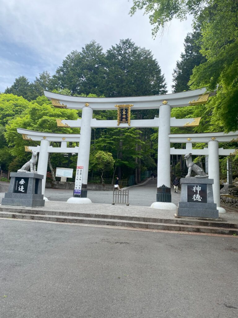 三峯神社の三ツ鳥居
