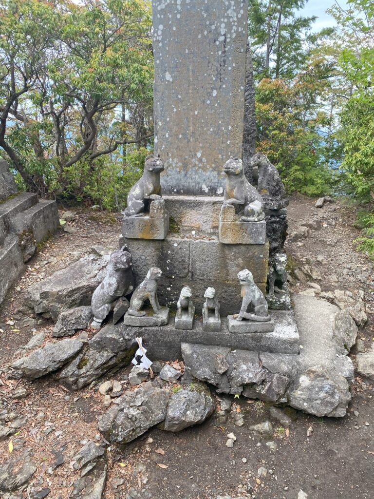 奥宮の御眷属様の祀られた石碑