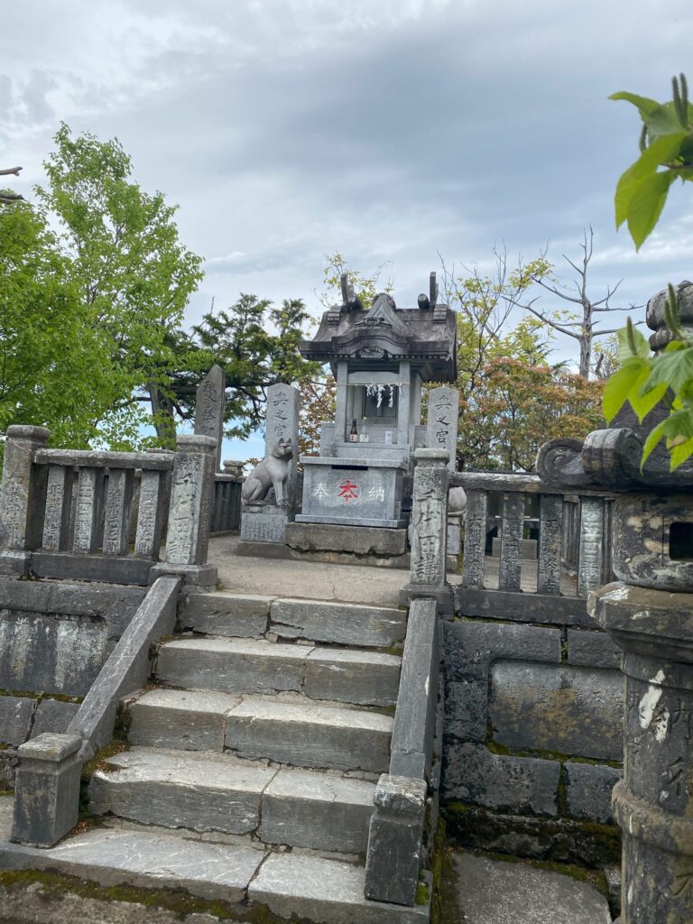 奥宮の本殿