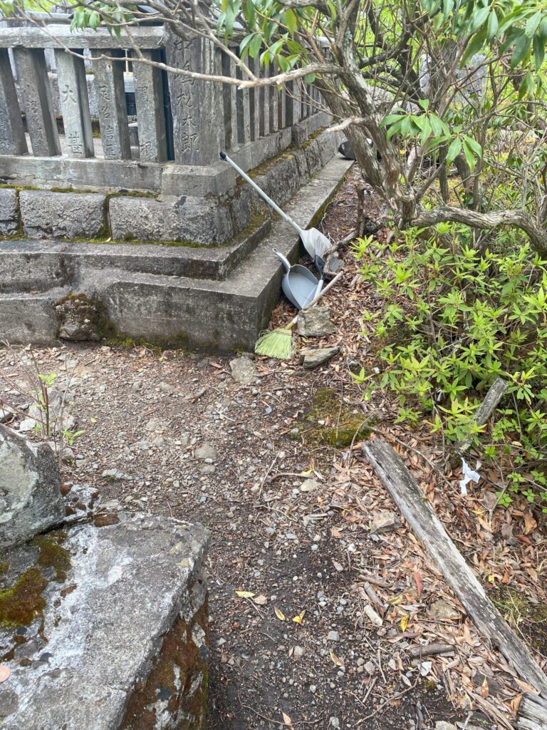 奥宮のほうきとちりとり