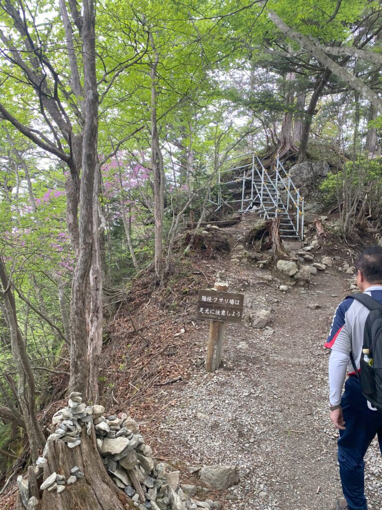 奥宮に向かう階段