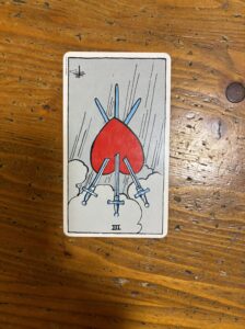 赤いハートに剣が3本刺さっているソード３　